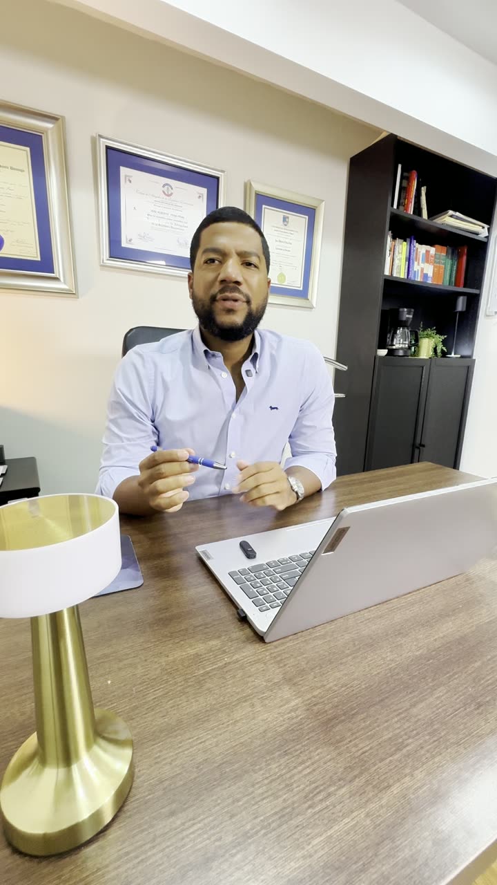 Antony explicando el proceso inmobiliario