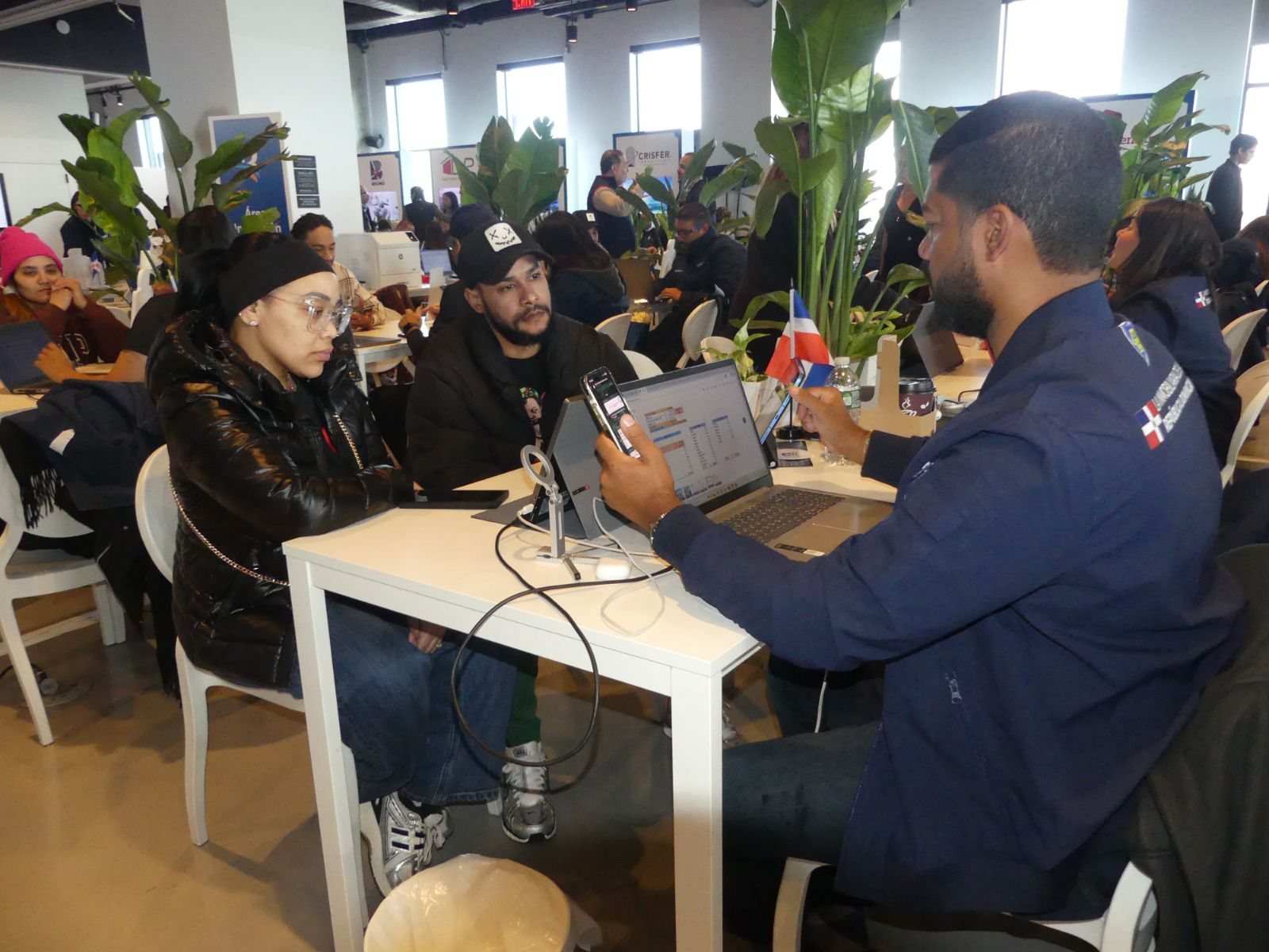 Antony asesorando clientes durante evento inmobiliario