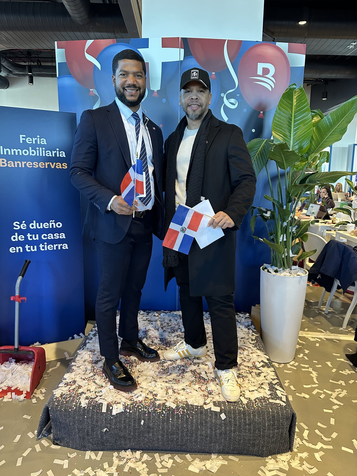 Cierre con cliente en feria inmobiliaria