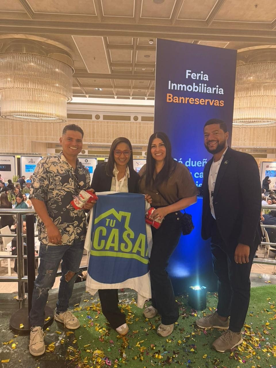 Clientes junto a Antony en stand inmobiliario